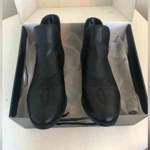 Super comfortable black ankle boot by Ralph Lauren
